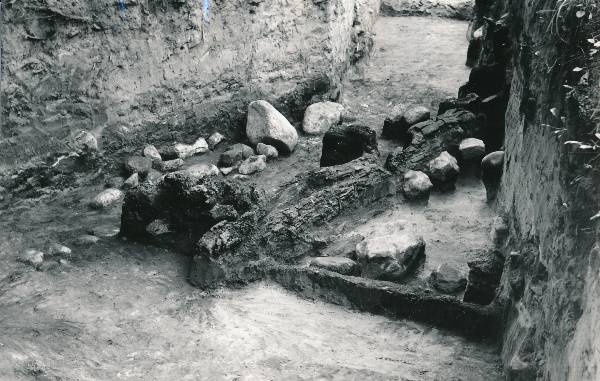 Arheoloogiline kaevamine Tartus 1979a. Kaevise keskosa, linnuse puitpiire.
