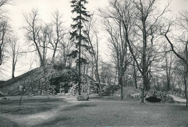 Arheoloogiline kaevamine Tartus 1979a. Ohvrikivi ja musumägi Toomel.