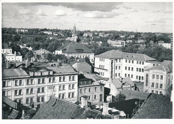 Kingissepa t (Küütri t), otse ees õllesaal Õlletare (Humal) Tartu, 1979.
