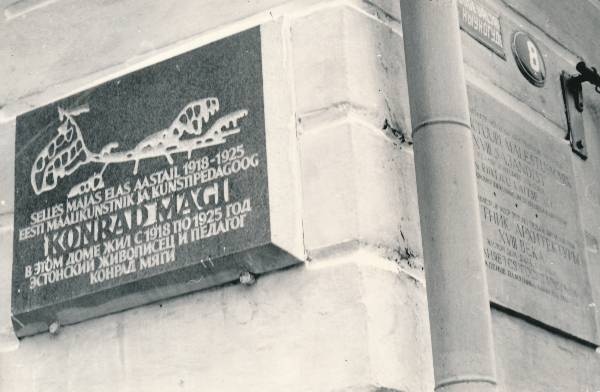 Mälestustahvel: Konrad Mägi (autor A. Mölder) Raekoja plats 8 hoonel. Tartu, 1980.