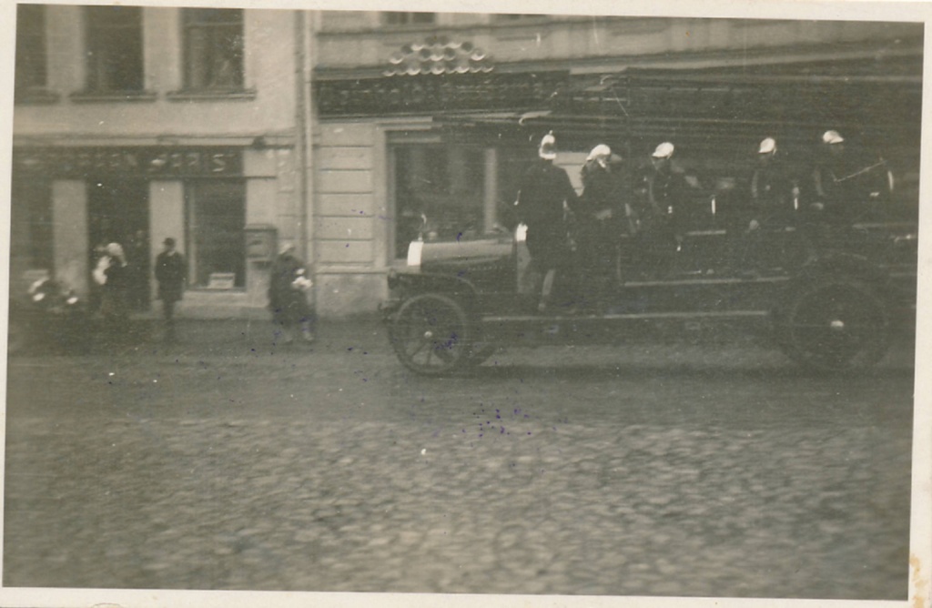 Tartu Linna Tuletõrje Ühing. Tuletõrje õppused raekoja platsil. 20. sajandi algus.