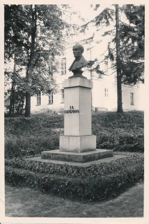 F.R. Haehlmanni mälestussammas Tartus.