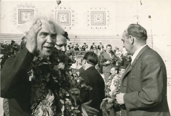 Juubelilaulupidu Tartus 1969a. vasakul G. Ernesaks.