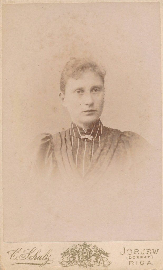 Portreefoto. Noor naine. Tartu, 19.sajandi lõpus.