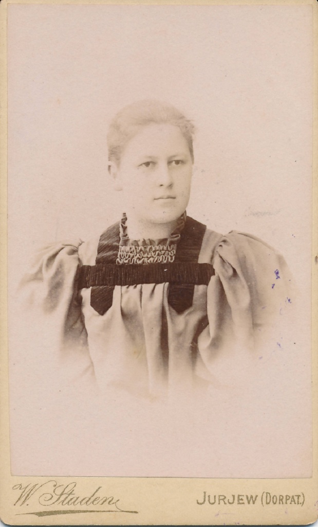 Portreefoto. Noor naine. Tartu, 19.sajandi lõpus.