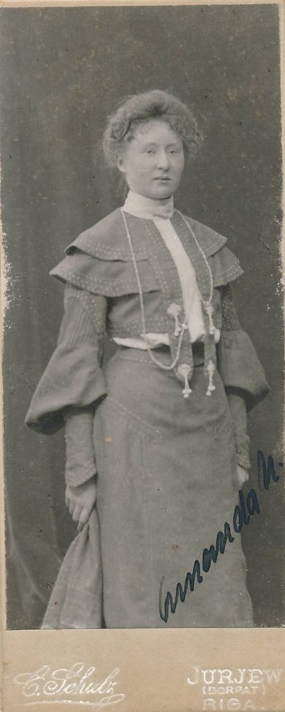 Portreefoto. Noor naine. Tartu, 19.sajandi lõpus.