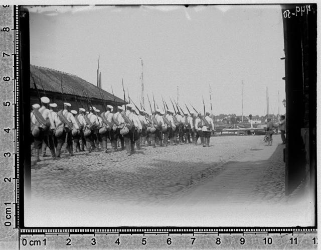 Sõdurid marssimas Emajõe ääres
