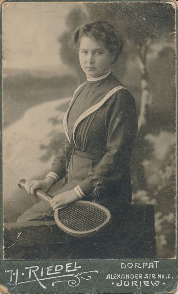 Portreefoto. Noor naine reketiga. 1910.a.