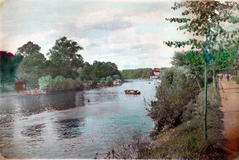 Fotopositiiv. Emajõe ületamine paadiga, värvifoto 1950. aastatest.