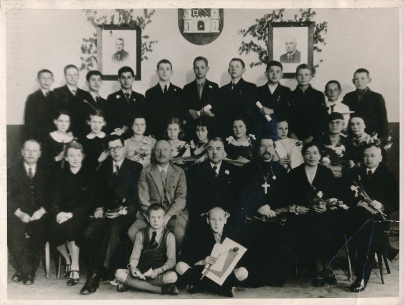 Fotopositiiv. Tartu 13. Algkooli lõpetajad 1930ndate lõpul.