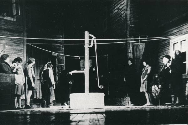 Stseen lavastusest "Tagahoovis" Vanemuises 1980a.