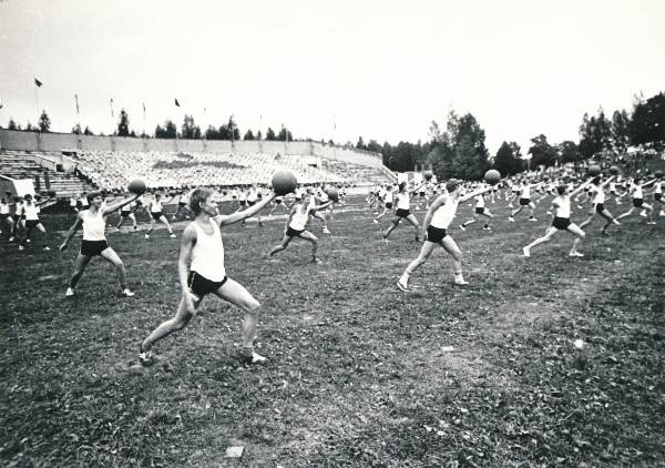 Tartu 950. juubel. Võimlemispidu Tähtvere lauluväljakul 1980a.