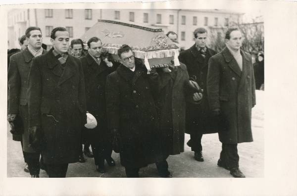 Eesti NSV rahvakunstniku Juhan Simmi matuserongkäik Puiestee tn. Tartu, 26.12.1959.a.