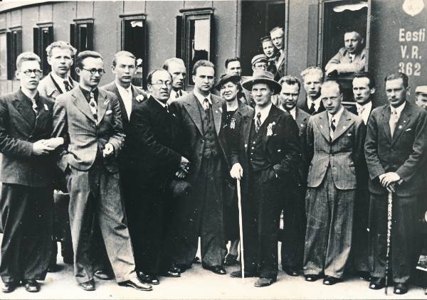 Grupifoto. Juhan Simm koos Tartu Üliõpilasmeeskooriga saabunud Euroopa kontserdimatkalt. Tallinna raudteejaam, 1937.a.