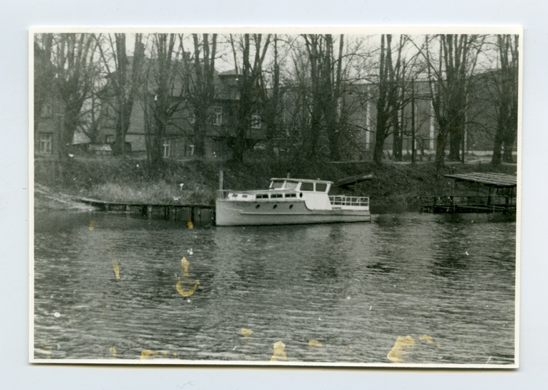 Mootorpaat "Tempo" seismas Emajõel kalda ääres. Paat on ehitatud Tartus. Ehitaja ja omanik oli August Kruuv. Praegune omanik on Hando Kruuv.