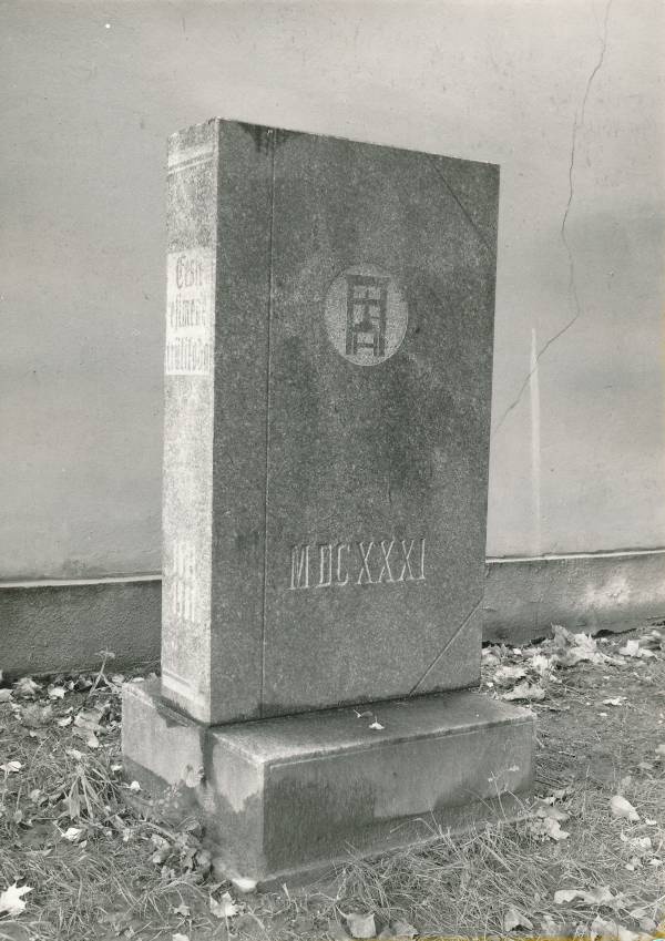 Tartu linnavaade. Eesti esimese trükikoja mälestuskivi. 1985.a.
