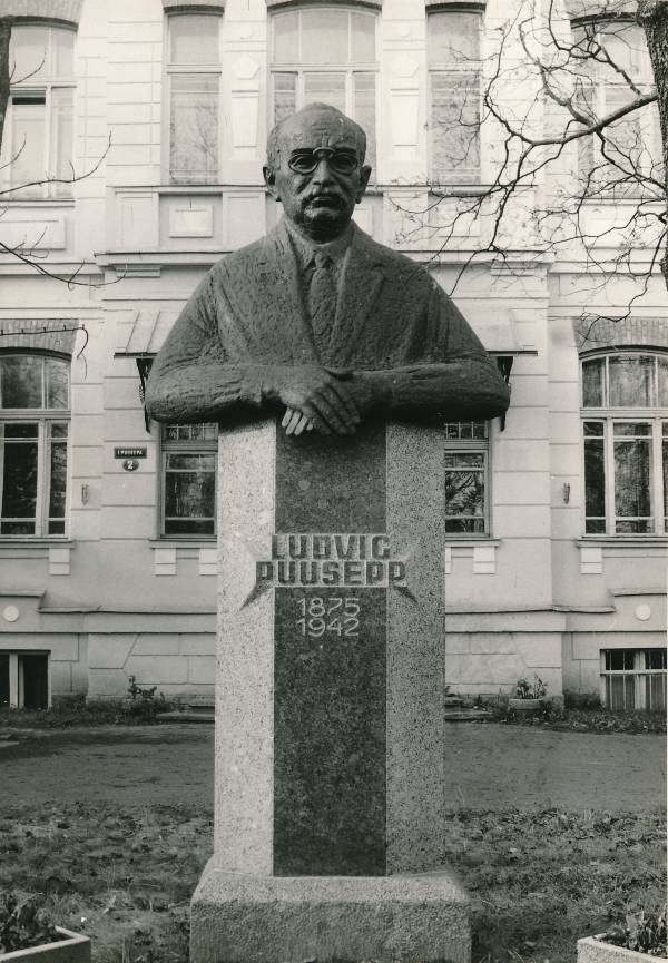 Tartu linnavaade. Ludvig Puusepa monument, L.Puusepa tn 2 haigla ees. 1985.a.