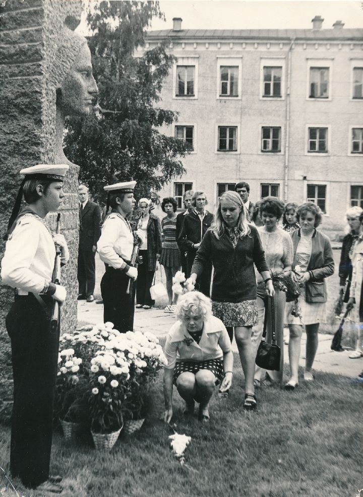 Mälestusmärk: Helene Kullman (Leen Kullman). Lillede asetamine mälestussambale (skulptor Elmar Rebane). Tartu, 1974.