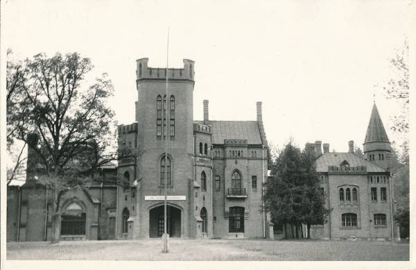 Tartu Plastmasstoodete Katsetehase puhkekodu - Sangaste loss.