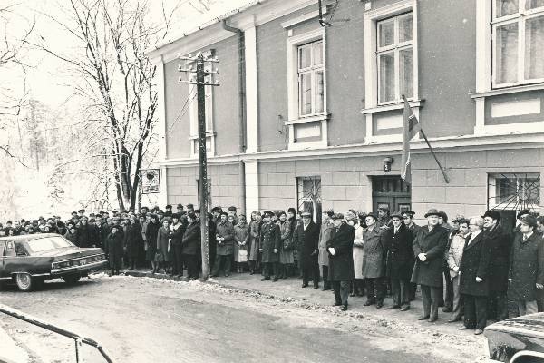 Fotopositiiv. Skulptuuri "Vürst Vjatško ja Meelis" avamine 1980a.