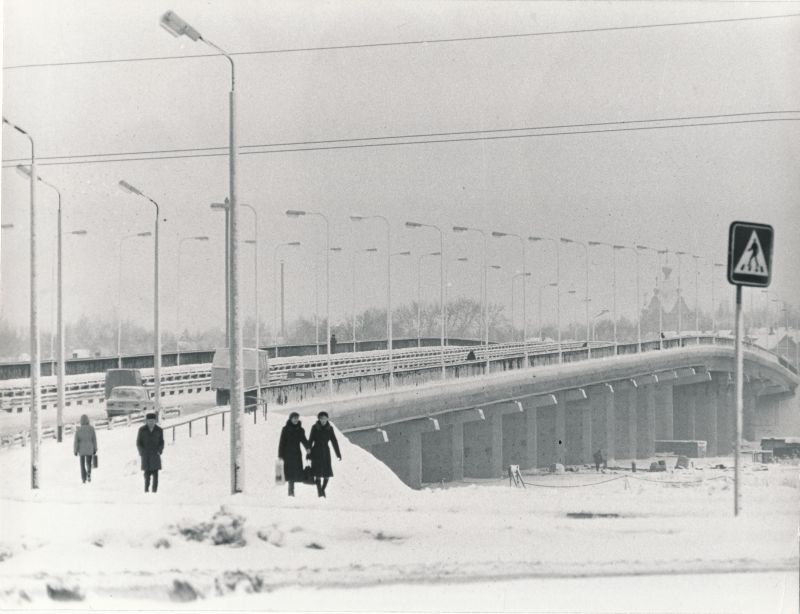 Foto. Tartus anti ekspluatatsiooni vabariigi suurim autosild, mis ühendab Tartu uut elamurajooni vanalinnaga. 1982.