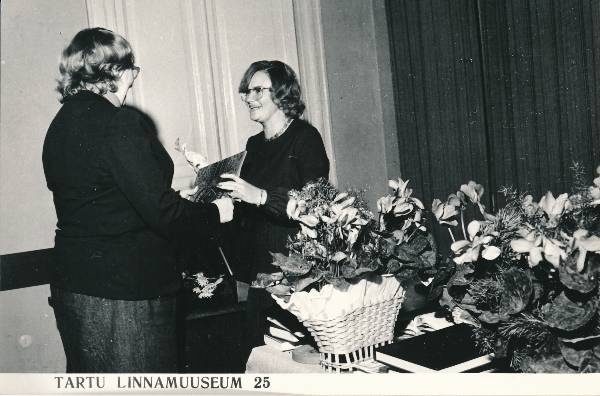 Fotopositiiv. Tartu Linnamuuseumi 25. aastapäevale pühendatud konverents 1980a. Direktor Pullerits.