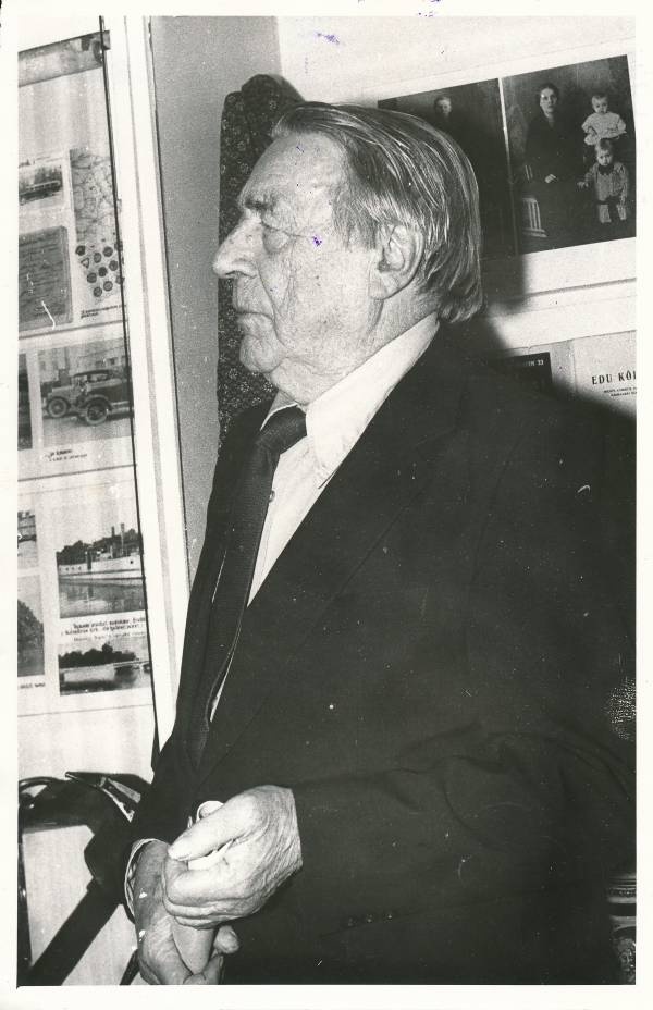 Arhitekt Arnold Matteus esinemas kõnega "Tartu arhitektuur 1920-30ndatel aastatel".