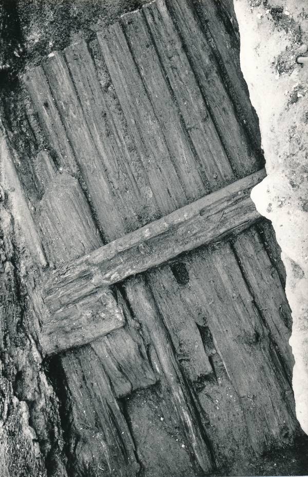 Arheoloogilised kaevamised Tartus 1981/82. a. Botaanikaaia kaevand, puitsillutis.