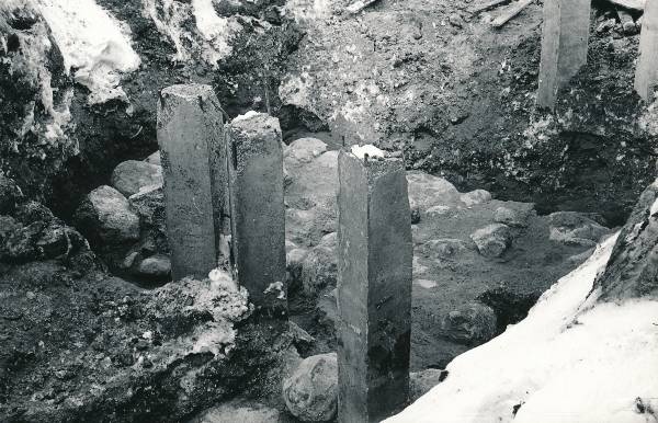 Arheoloogilised kaevamised Tartus 1981/82a. Botaanikaaia kaevand, oletatava kiriku sein.