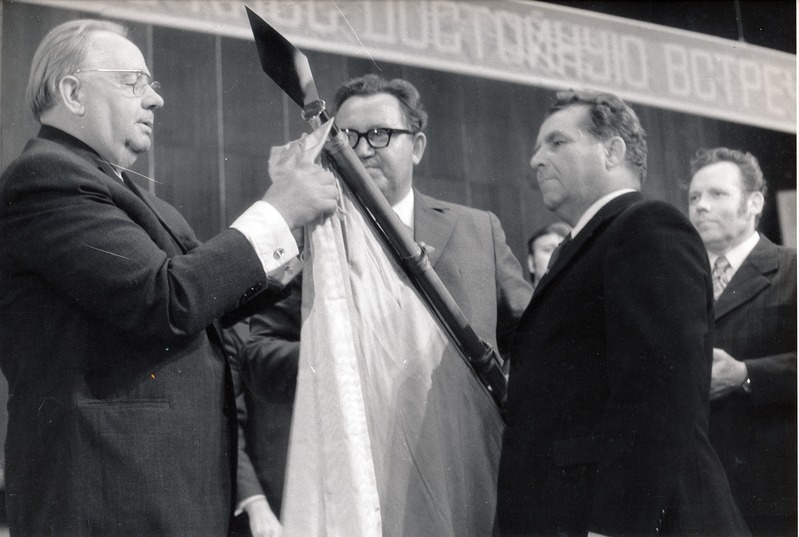 Tartu Aparaadiehituse Tehase autasustamine ordeniga 1975a.