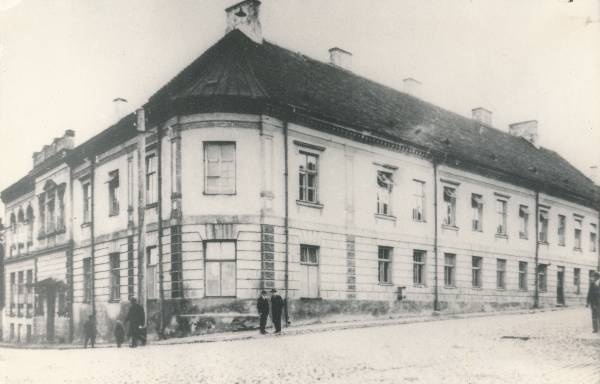 Tartu Linna Tütarlaste Gümnaasium Riia ja Kalevi tn nurgal.