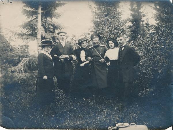 Grupifoto. Seltskond mehi ja naisi 1910a.