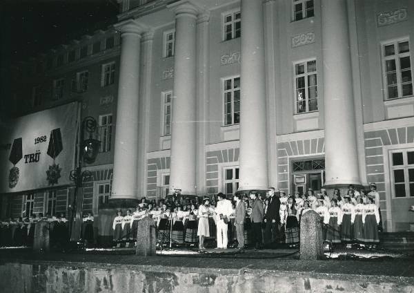 TÜ juubelipidustused 1982a. "Vivat Academia" vabaõhuetenduse kontrolletendus.