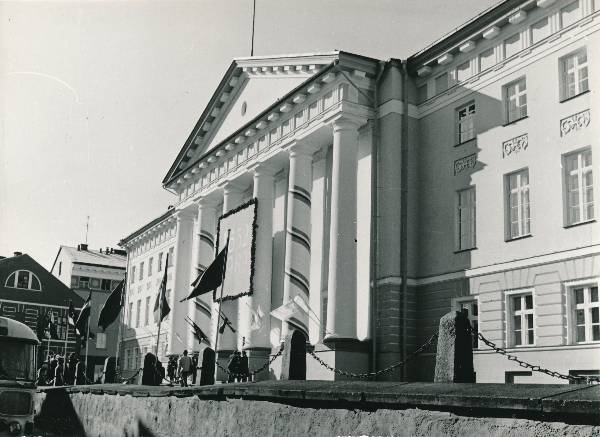 TÜ juubelipidustused 1982a. TÜ peahoone, keskmistel sammastel plakat aastatega "1632 ja 1982".