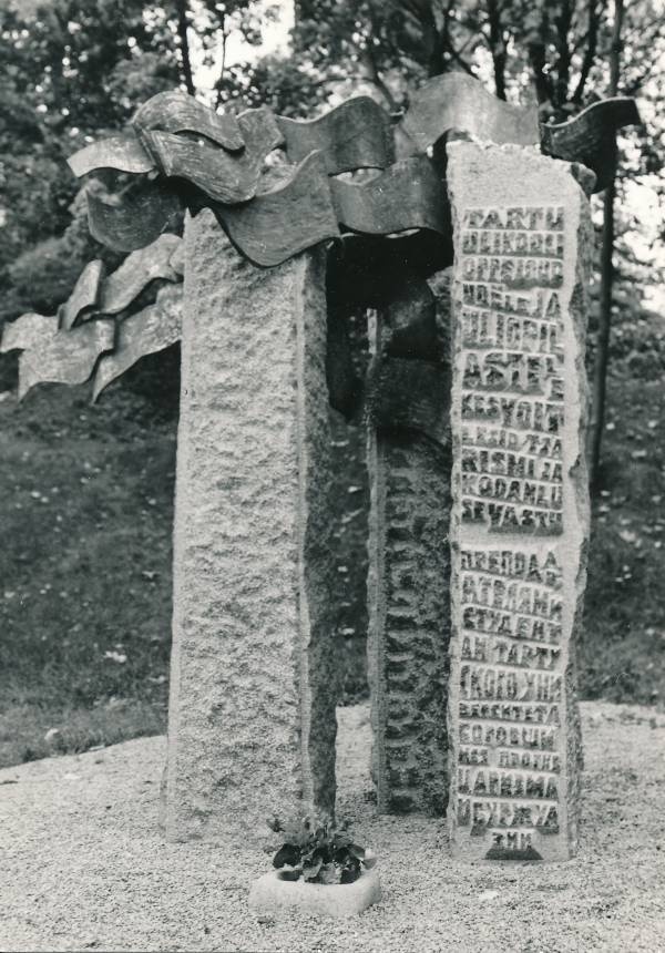 TÜ juubelipidustused 1982a. Mälestusmärk TÜ õppejõududele ja vilistlastele, kes võitlesid tsarismi vastu.