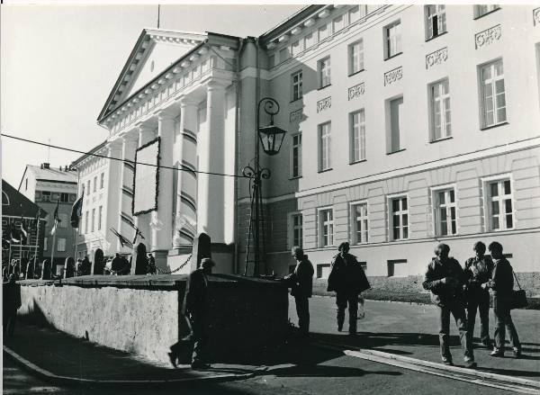 TÜ juubelipidustused 1982a. TÜ peahoone, keskmistel sammastel plakat numbritega "1632 ja 1982".