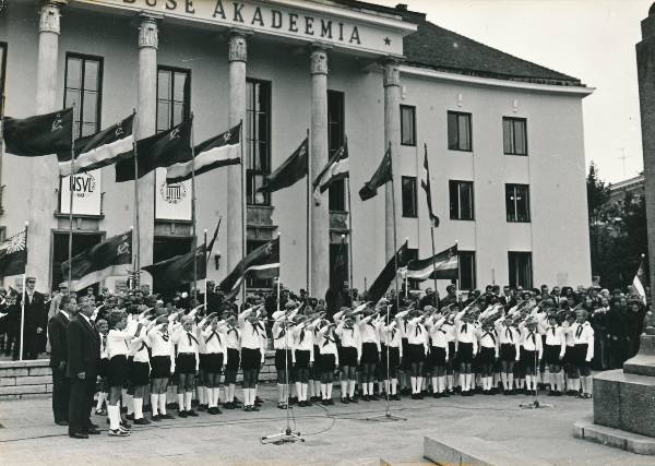 TÜ juubelipidustused 1982a. Miiting Lenini mälestussamba juures EPA peahoone ees.