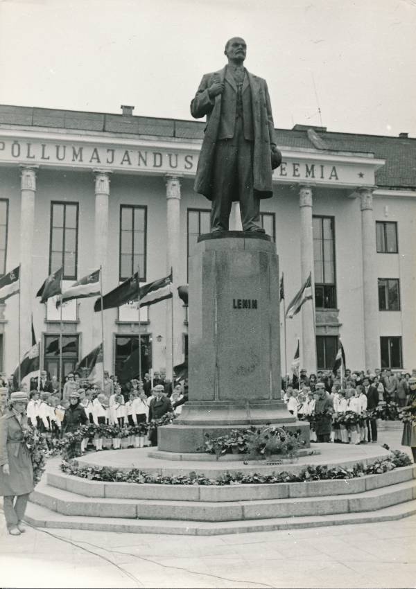 TÜ juubelipidustused 1982a. Miiting Lenini mälestussamba juures EPA peahoone ees.