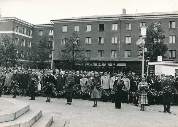 TÜ juubelipidustused 1982a. Miiting Lenini mälestussamba juures EPA peahoone ees, tudengid vanikutega.