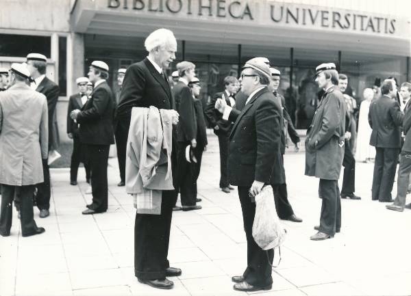 TÜ juubelipidustused 1982a. "Vivat Ecademia" tegelased TÜ Teadusliku Raamatukogu ees.