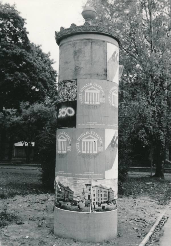TÜ juubelipidustused 1982a. Reklaamitulp Lutsu ja Burdenko tn nurgal. Tulbal TÜ aastapäeva embleemid ja pildid.