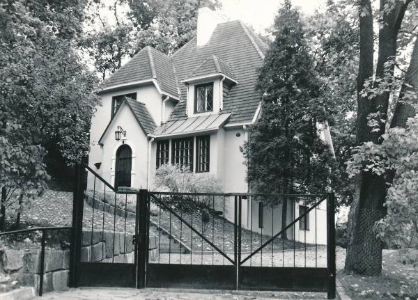 TÜ juubelipidustused 1982a. Maja Oru tn 1, kus peatuvad Tartusse saabunud partei- ja valitsustegelased.