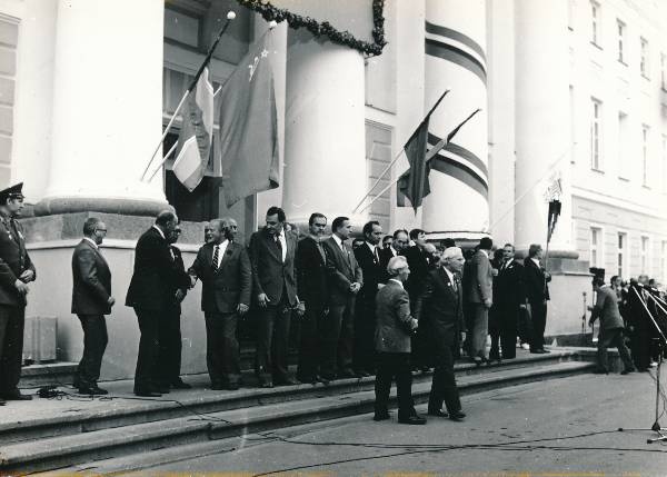 TÜ juubelipidustused 1982a. Partei- ja valitsustegelased TÜ peahoone trepil.