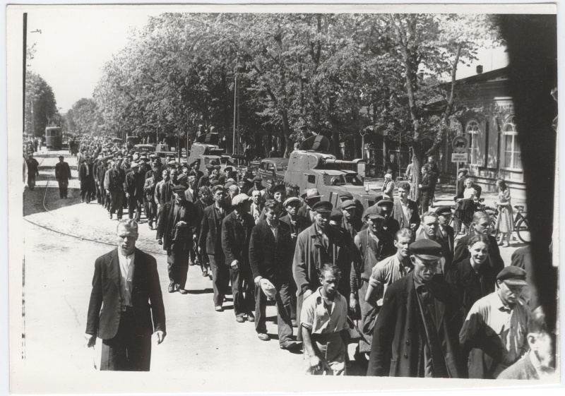 Demonstrandid Kadriorus. Rongkäik.