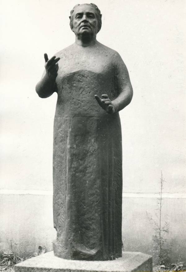 Tartu linnavaade. Miina Härma monument, J.Tõnissoni tn 3 koolimaja ees. 1985.a.