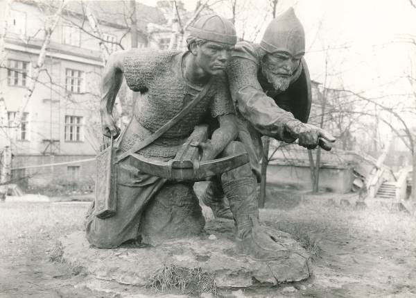 Tartu linnavaade. Monument Vjatshko ja Meelis Tartu kaitsel, Oru tn Toomemäel. 1985.a.