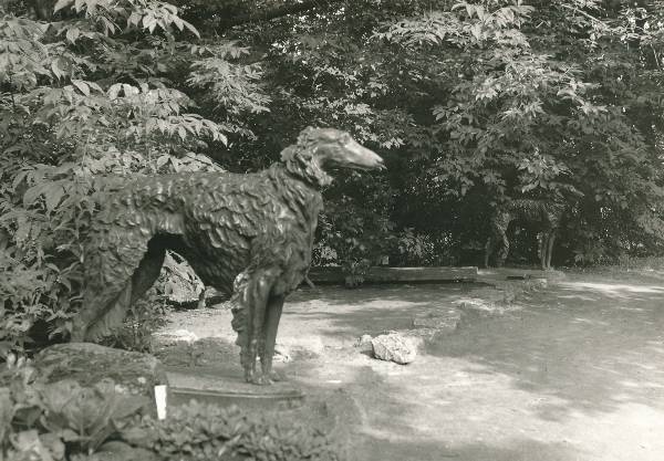 Tartu linnavaade. Skulptuurid kaks koera (hurdad), Lai tn 38, Tartu Ülikooli Botaanikaaias. 1985.a.