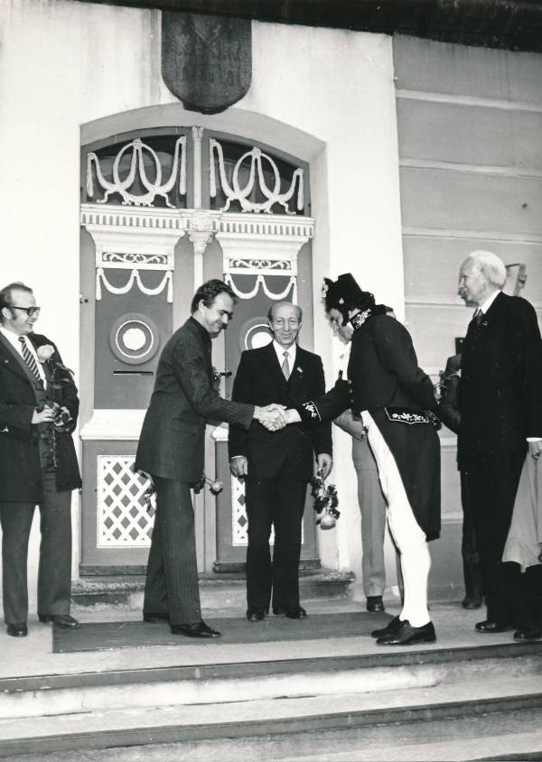 TÜ juubelipidustused 1982a. Kaks "Vivat Academia" tegelast kohtuvad külalistega.