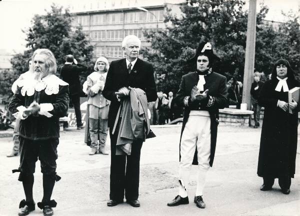 TÜ juubelipidustused 1982a. "Vivat Academia" vabaõhuetenduse tegelased Vanemuine ees.