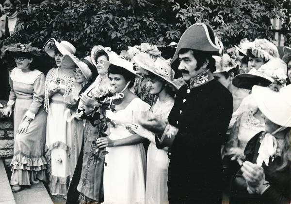 TÜ juubelipidustused 1982a. "Vivat Academia" tegelased Vanemuise ees.